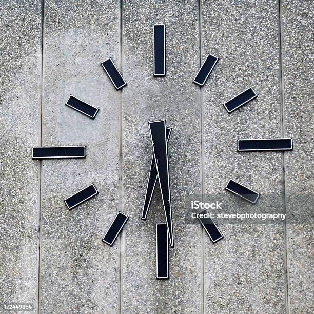 Foto de Relógio e mais fotos de stock de Concreto - Concreto, Fotografia - Imagem, Instrumento para medir o tempo