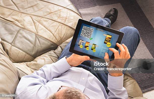 E코머스choosing A Smatphone 디지털 태블릿 QR코드에 대한 스톡 사진 및 기타 이미지 - QR코드, 정지화면, LCD