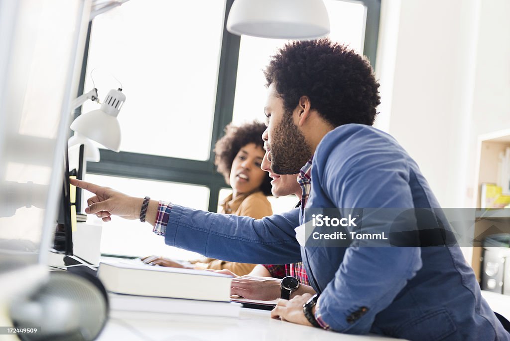 Young colegas de negocios en oficina brillante - Foto de stock de Adulto libre de derechos