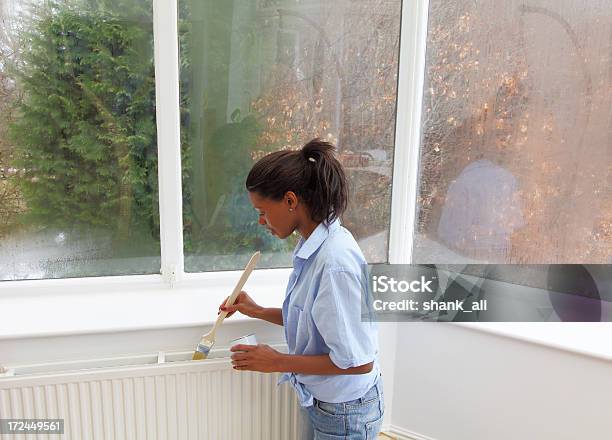 Mujeres Maduras Decorar Foto de stock y más banco de imágenes de Radiador - Radiador, Pintar, Afrodescendiente