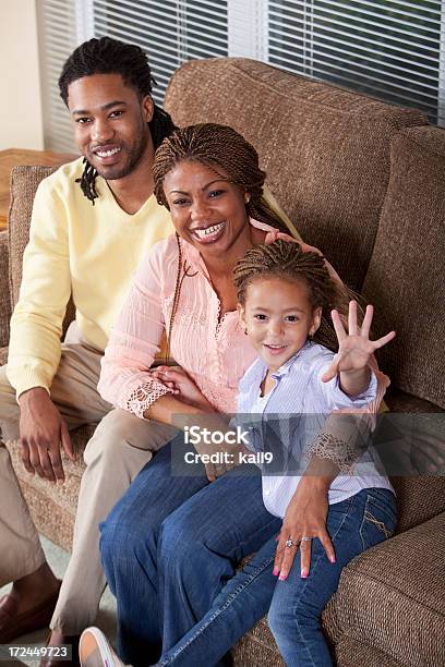 アフリカ系アメリカ人の家族のソファーに座っ - 男性のストックフォトや画像を多数ご用意 - 男性, 両親, 娘