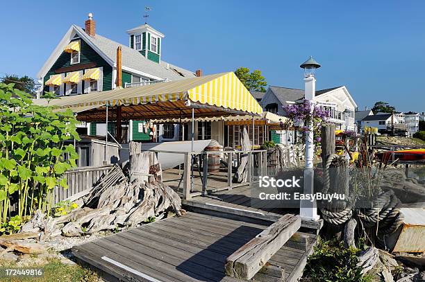 New England Waterfront Building - Fotografie stock e altre immagini di Tettoia - Tettoia, Patio, Ristorante