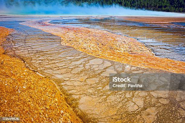 Awsome Colorido Grand Prismática Lake In Yellowstone Wyoming Estados Unidos Foto de stock y más banco de imágenes de Abstracto