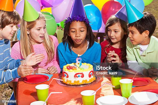 Bambini Alla Festa Di Compleanno - Fotografie stock e altre immagini di Bambino - Bambino, Giochi per bambini, Gruppo multietnico