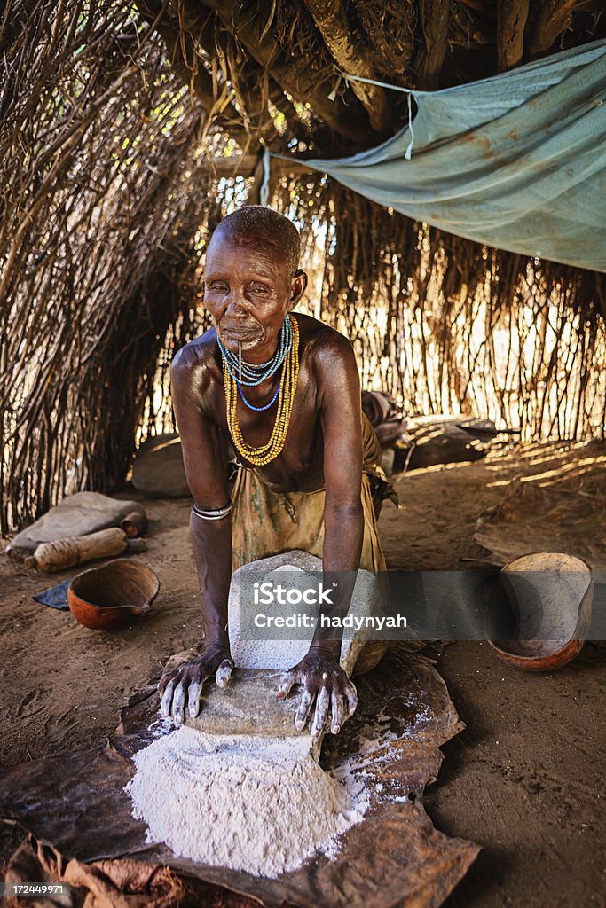 Женщина с Племя каро решений Сорго Мука, Эфиопия, Африка - Стоковые фото Omo Valley роялти-фри