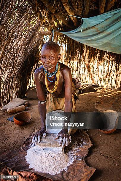 Женщина С Племя Каро Решений Сорго Мука Эфиопия Африка — стоковые фотографии и другие картинки Omo Valley