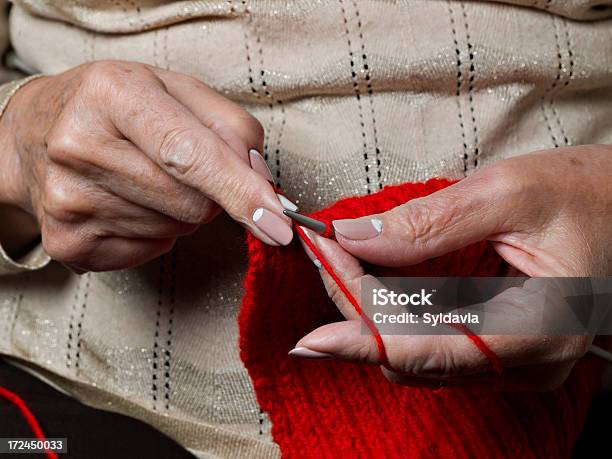 Вязание — стоковые фотографии и другие картинки Женщины - Женщины, Красный, Нитка - галантерея