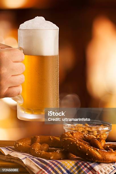 Cerveza Para Tazas Foto de stock y más banco de imágenes de Agarrar - Agarrar, Bagel, Bar