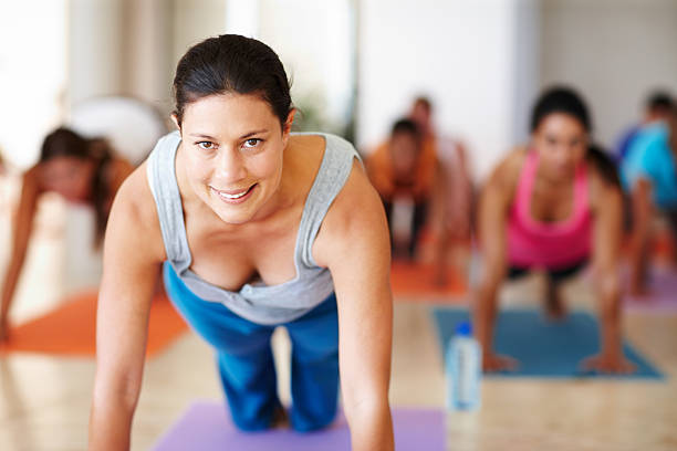 concentrarsi sul fitness - lying down moving down pilates yoga foto e immagini stock