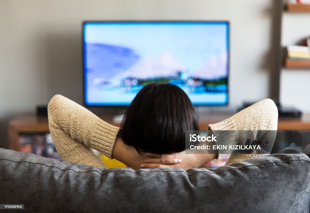 Jovem mulher assistindo televisão - Foto de stock de Televisor royalty-free