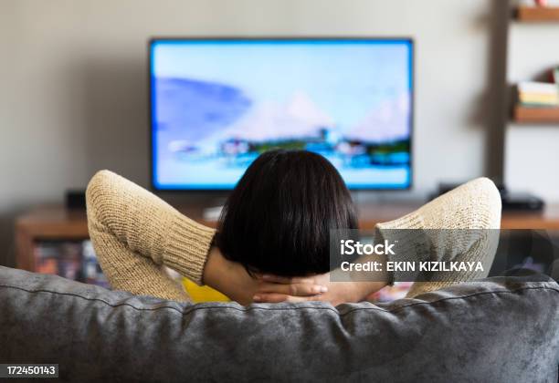 Foto de Jovem Mulher Assistindo Televisão e mais fotos de stock de Televisor - Televisor, Indústria televisiva, Assistindo