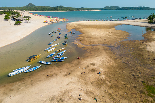 Pequeñas embarcaciones varadas en el río durante la sequía amazónica de 2023 photo
