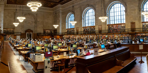 vista panorámica de la sala de lectura principal de the rose en la biblioteca pública de nueva york - new york city new york public library indoors bookshelf fotografías e imágenes de stock