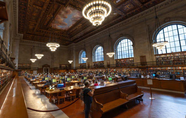 interior panorámico de la sala de lectura rose main de la biblioteca pública de nueva york - new york city new york public library indoors bookshelf fotografías e imágenes de stock