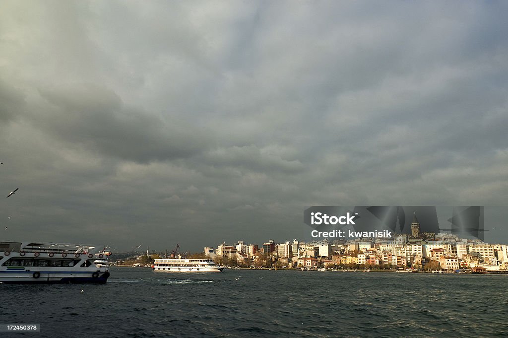 classic istanbul passagers des bateaux et Tour de galata - Photo de Bateau de voyageurs libre de droits