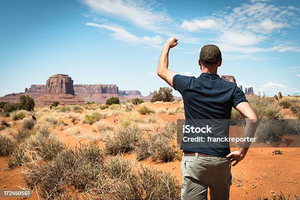 Esperando Con Brazo Planteado En El Monument Valley Foto de stock y más banco de imágenes de Adulto