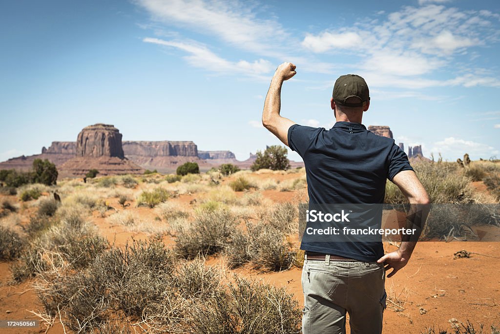 Olhando para a frente com o braço levantados no Monument valley - Foto de stock de Adulto royalty-free