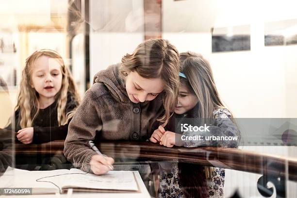 Foto de Três Crianças Em Um Museu e mais fotos de stock de Museu - Museu, Criança, Escrever