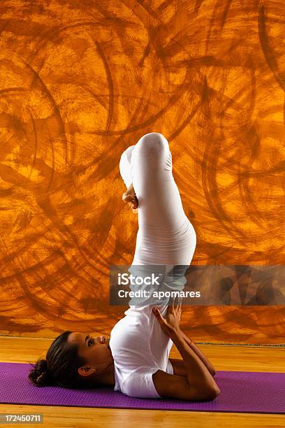 Jovem Mulher Fazendo Yoga Asana Professor - Fotografias de stock e mais imagens de Adulto - Adulto, Atividade Recreativa, Beleza