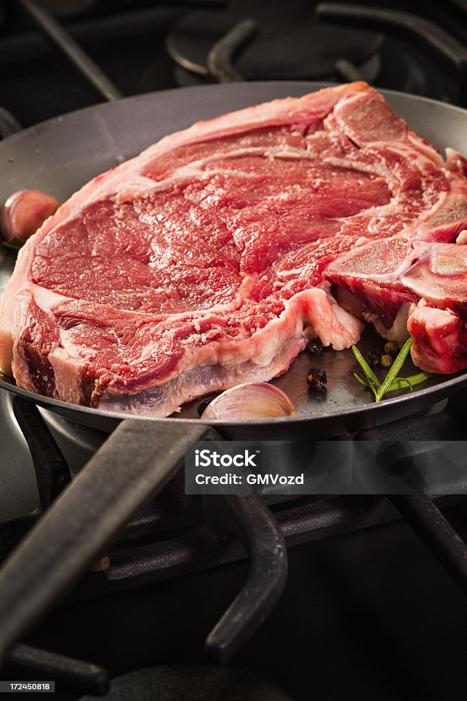 Cru T-Bone Steak - Royalty-free Alecrim Foto de stock