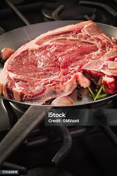 Cru Tbone Steak - Fotografias de stock e mais imagens de Alecrim - Alecrim, Alho, Bife