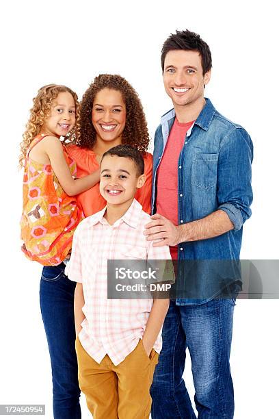 Gemischtes Familie Lächeln Gegen Weiß Stockfoto und mehr Bilder von Familie - Familie, Kind, Kind vor der Pubertät