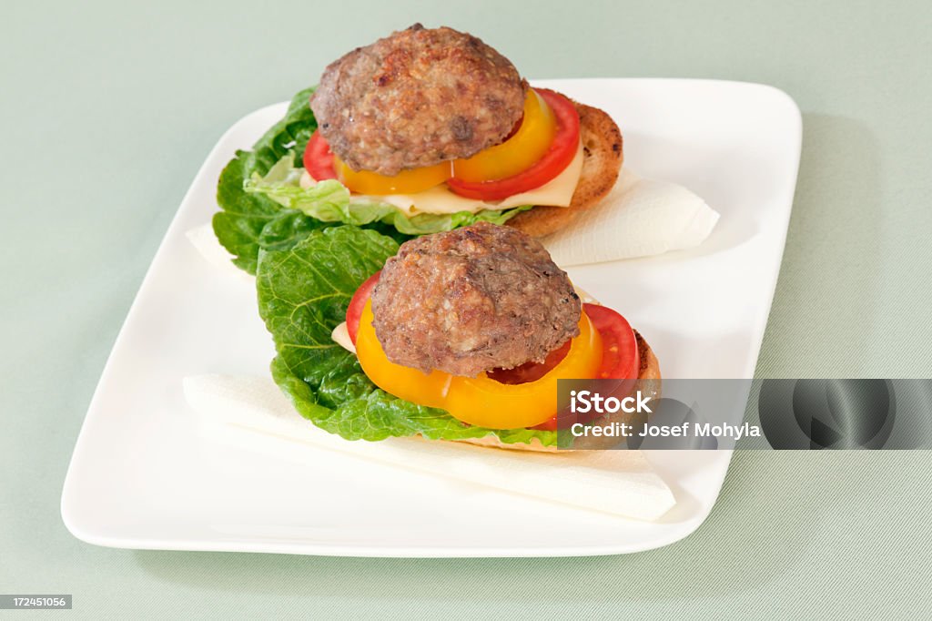 Sanduíche aberto com Hambúrguer frito - Foto de stock de Alface royalty-free