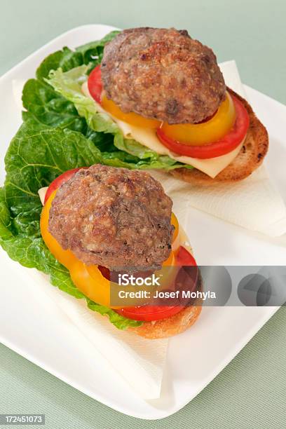 Abierto De Un Sándwich Con Una Hamburguesa Frito Foto de stock y más banco de imágenes de Al horno - Al horno, Alimento, Barra de pan francés