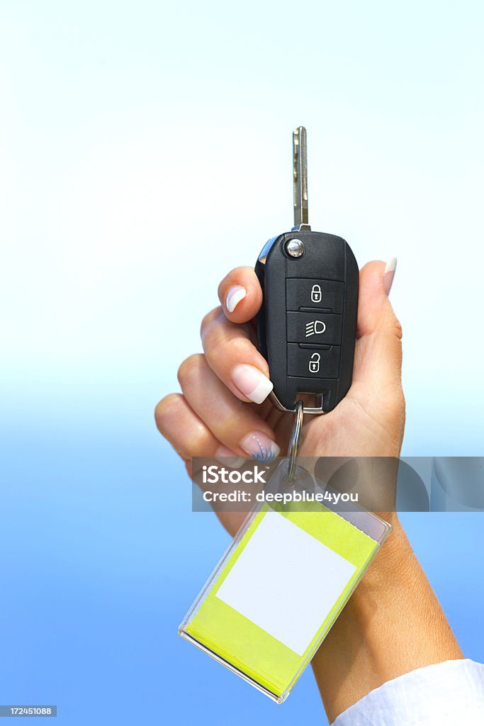 Mão segurando a chave de carro com branco emblema - Royalty-free Aluguer de automóveis Foto de stock