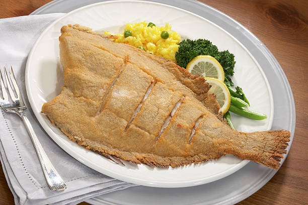 gebratener fisch abendessen - flounder fillet seafood meal stock-fotos und bilder