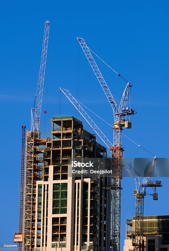 Vários construção de grous no uma nova estrutura altos - Foto de stock de Armação de Construção royalty-free