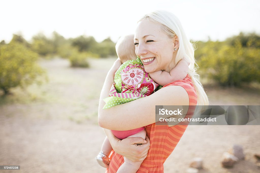 Мать и дочь, улыбается. - Стоковые фото Близость роялти-фри