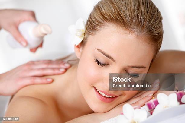 Piękna Kobieta Cieszy Się Otrzymania Masażu W Spa - zdjęcia stockowe i więcej obrazów 20-24 lata - 20-24 lata, Aromaterapia, Blond włosy