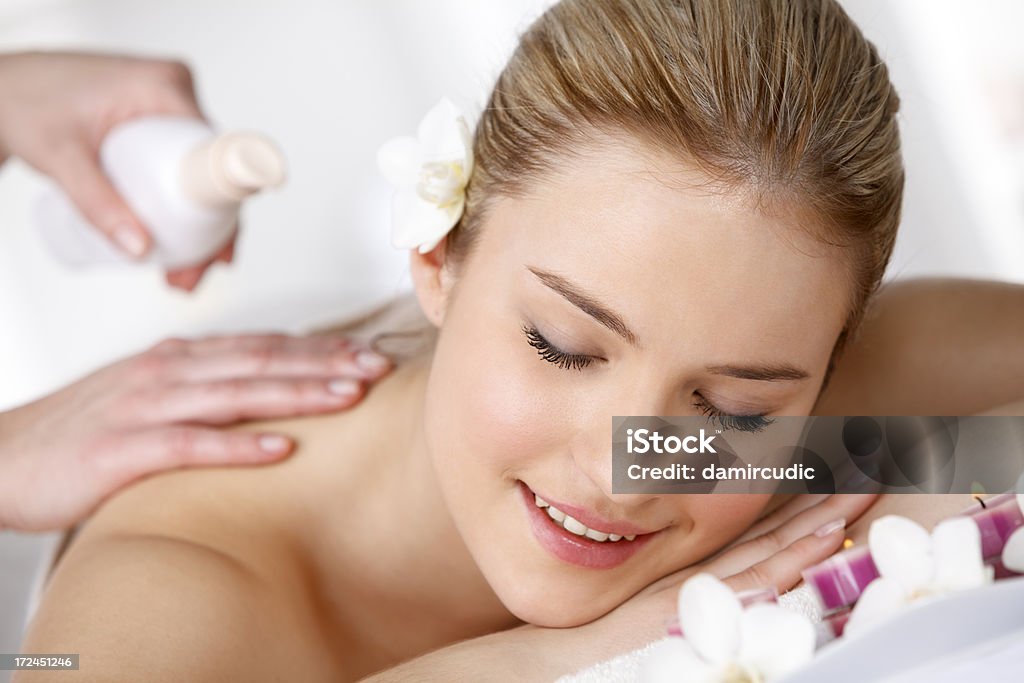 Красивая женщина, наслаждаясь, получающих массаж в спа - Стоковые фото 20-24 года роялти-фри