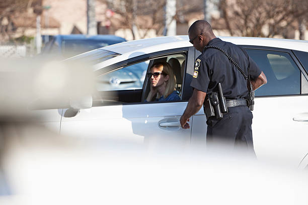 femme contrôle de circulation routière - pulled over by police photos et images de collection