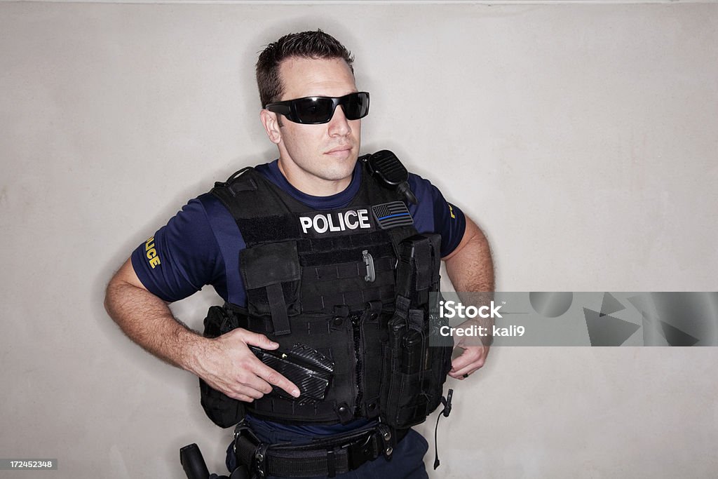 Oficial de policía en traje táctico - Foto de stock de 20 a 29 años libre de derechos