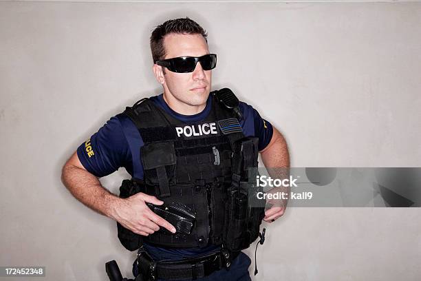 Ufficiale Di Polizia In Tactical Da Uomo - Fotografie stock e altre immagini di 25-29 anni - 25-29 anni, Adulto, Autorità