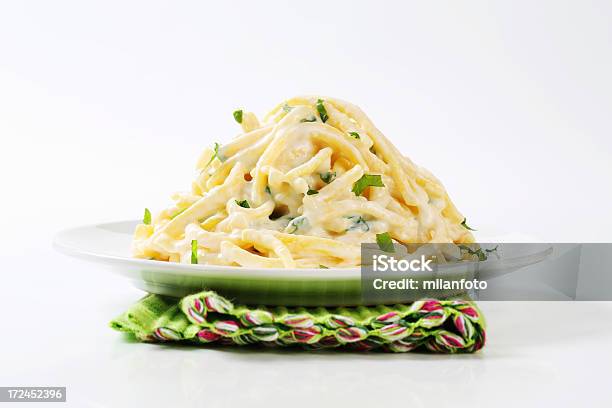 Spaetzle Spaghetti Con Salsa Al Formaggio - Fotografie stock e altre immagini di Alimentazione sana - Alimentazione sana, Basilico, Cibo