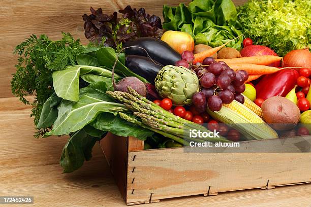 Frutas Y Verduras Foto de stock y más banco de imágenes de Alimento - Alimento, Caja, Cajón para embalar