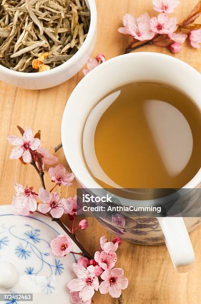 Tasse Tee Und Teeblätter Jasmin Und Pinke Blüte Stockfoto und mehr Bilder von Baumblüte - Baumblüte, Blatt - Pflanzenbestandteile, Blume