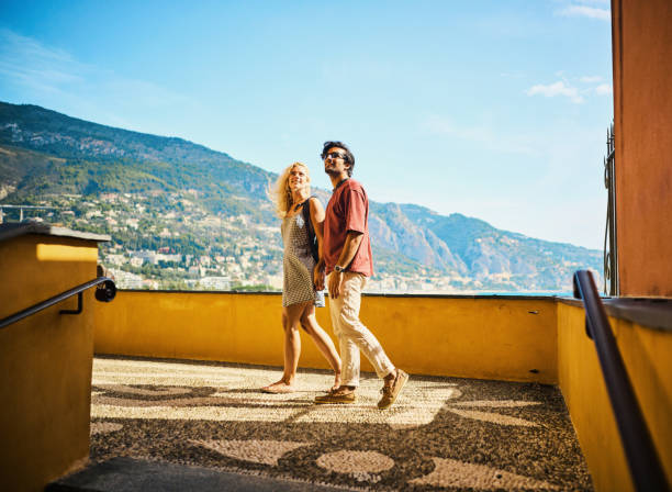 joven pareja millennial disfrutando de su viaje a menton, mientras viaja por el sur de francia. - town of progress fotografías e imágenes de stock