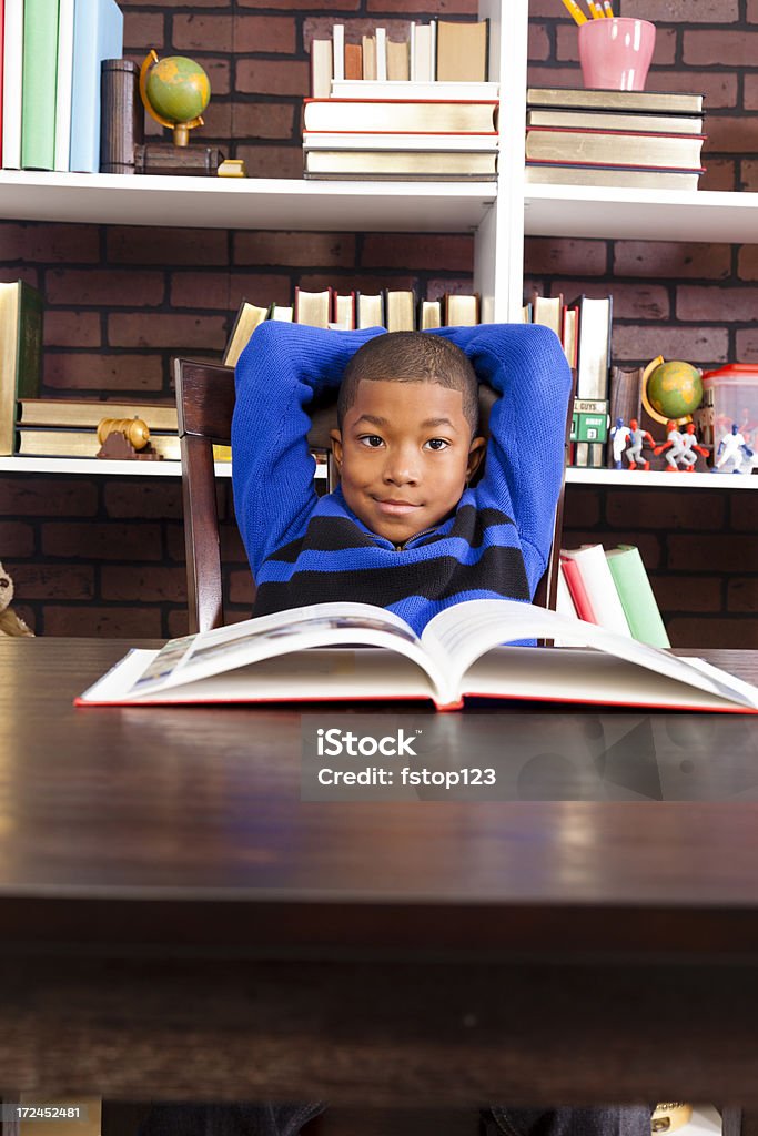 Éducation: École élémentaire des enfants en Bibliothèque avec un livre ouvert sur une table - Photo de 8-9 ans libre de droits