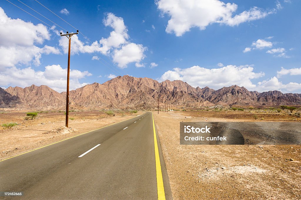 Montanhas de Hajjar e sinuosas Country Road - Foto de stock de Aberto royalty-free