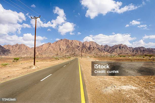 Foto de Montanhas De Hajjar E Sinuosas Country Road e mais fotos de stock de Aberto - Aberto, Ajardinado, Arabesco - Estilo