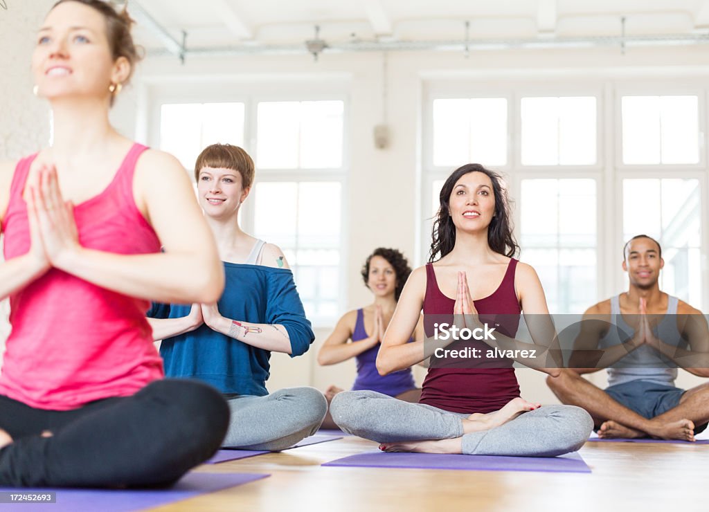 Glückliche Menschen yoga - Lizenzfrei Yoga Stock-Foto