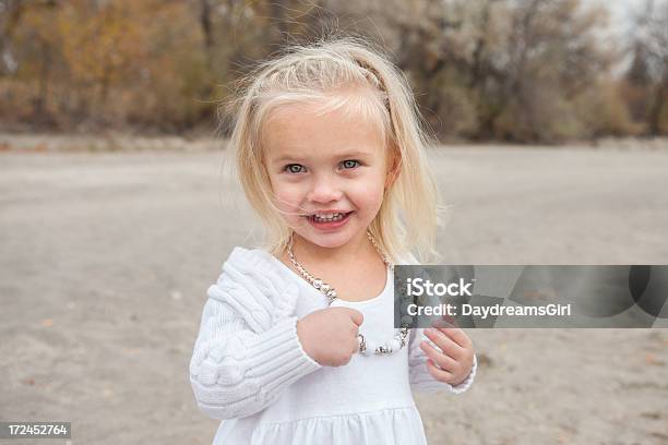 미소 소녀만 입고 인명별 및 즐겨보세요 그녀의 머리 2-3 살에 대한 스톡 사진 및 기타 이미지 - 2-3 살, 4-5세, 가을