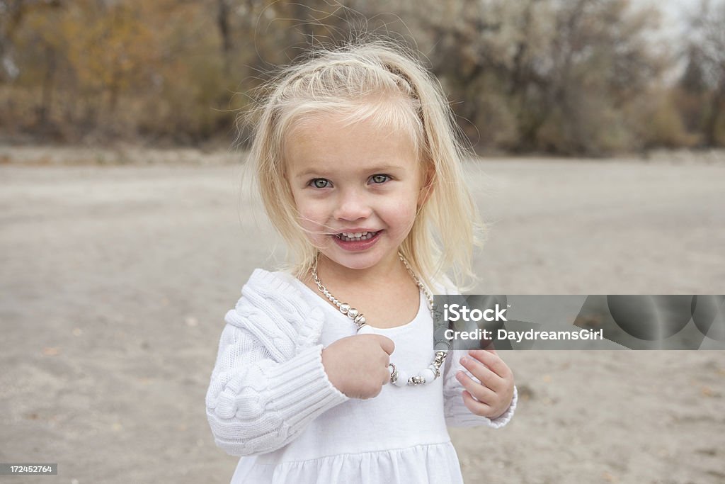 Улыбка маленькая девочка в белый и ветерком ее волосы - Стоковые фото 2-3 года роялти-фри