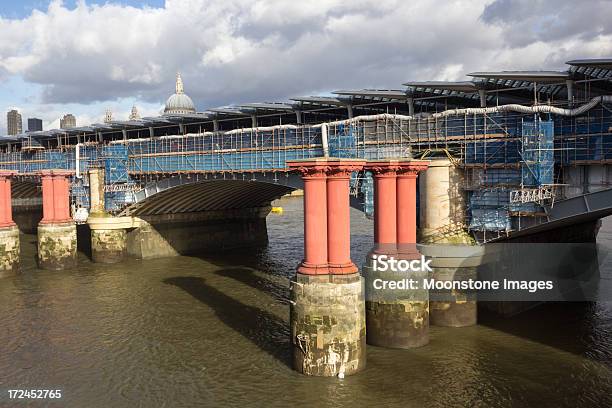 Puente Blackfriars En Londres Inglaterra Foto de stock y más banco de imágenes de Agua - Agua, Aire libre, Arquitectura