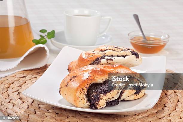 Doce Pequenoalmoço Com Rolos De Papoila - Fotografias de stock e mais imagens de Assado no Forno - Assado no Forno, Bola doce, Bolo - Sobremesa