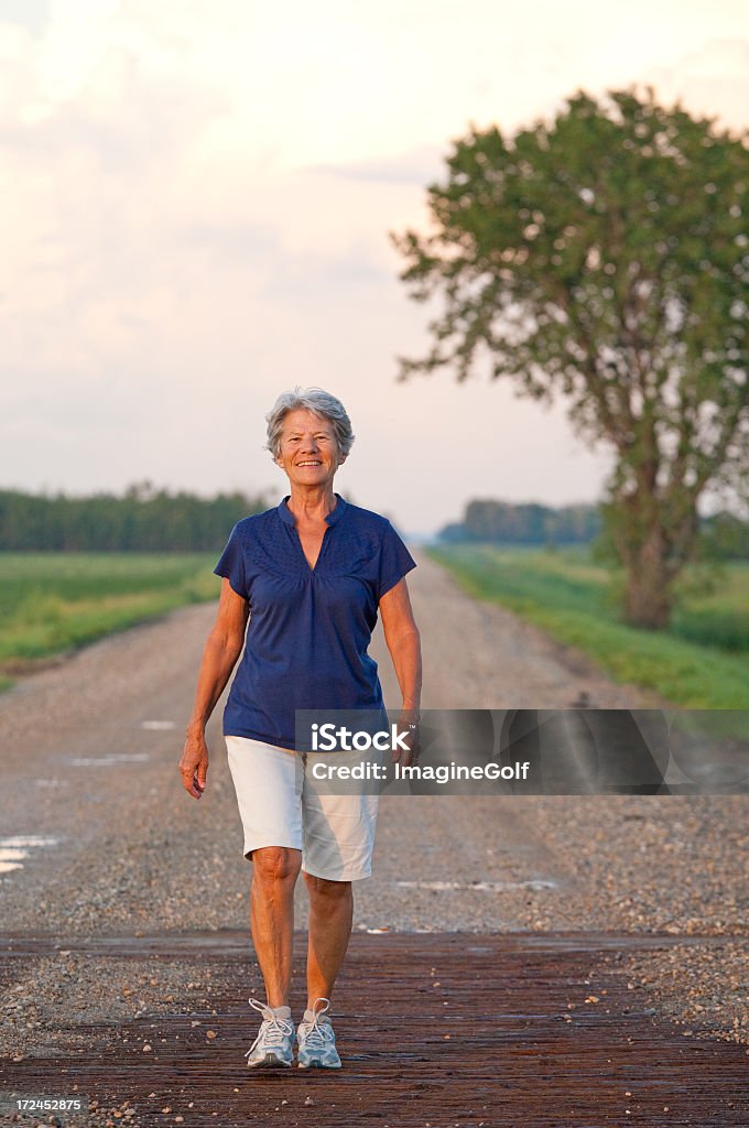 Alter europäischer Abstammung Frau zu Fuß in das Land - Lizenzfrei 60-69 Jahre Stock-Foto